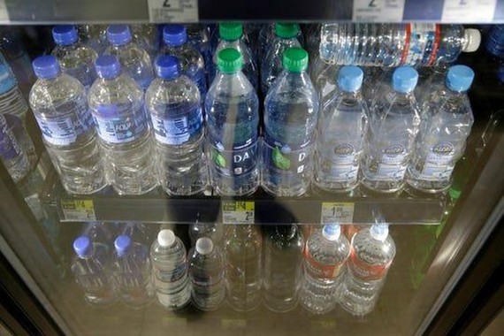 Sân bay quốc tế San Francisco cấm bán các loại chai nhựa dùng một lần từ 20-8. Ảnh: AP