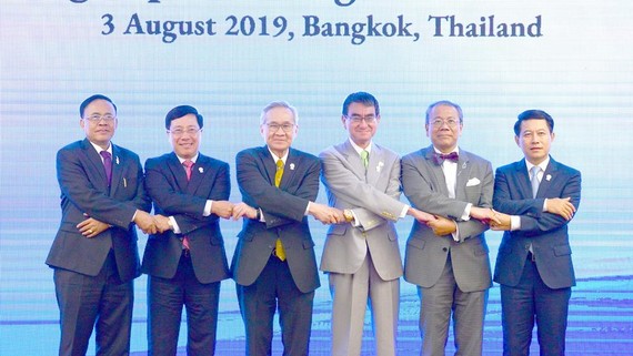 Phó Thủ tướng, Bộ trưởng Ngoại giao Phạm Bình Minh (thứ hai, từ trái sang)  và các Bộ trưởng Ngoại giao dự hội nghị. Ảnh: TTXVN