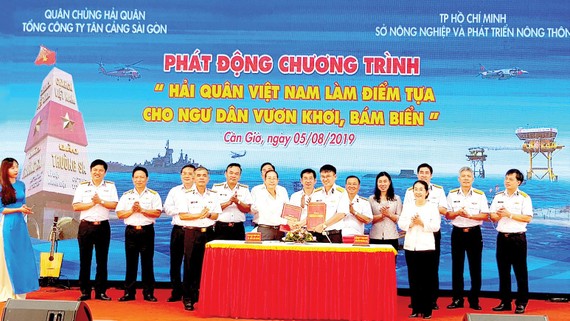 Phó Bí thư Thành ủy TPHCM Võ Thị Dung chứng kiến lễ ký kết giữa các đơn vị 
