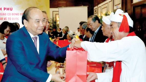 Thủ tướng Nguyễn Xuân Phúc  tặng quà các chức sắc, chức việc tôn giáo tiêu biểu. Ảnh: TTXVN