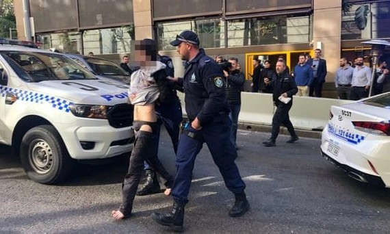 Nghi phạm bị bắt giữ tại trung tâm Sydney. Ảnh: theguardian.com