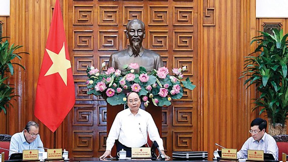 Thủ tướng Nguyễn Xuân Phúc chủ trì cuộc họp Thường trực Chính phủ chiều 13-8. Ảnh: TTXVN