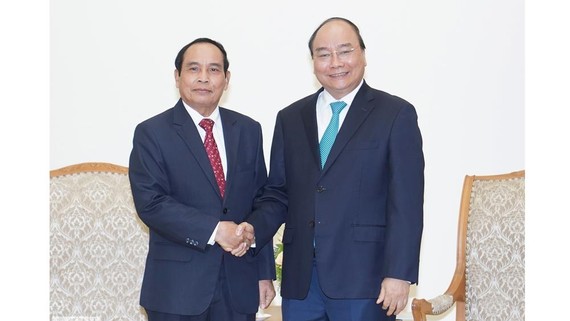 Thủ tướng Chính phủ Nguyễn Xuân Phúc tiếp đồng chí Bounthong Chithmany, Phó Thủ tướng Chính phủ Lào. Ảnh: VGP/Quang Hiếu