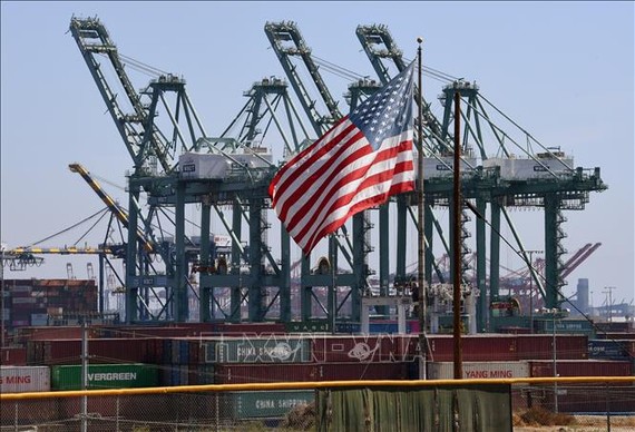 Container hàng hóa được xếp dỡ tại cảng Long Beach, Los Angeles, Mỹ. Ảnh: AFP/TTXVN