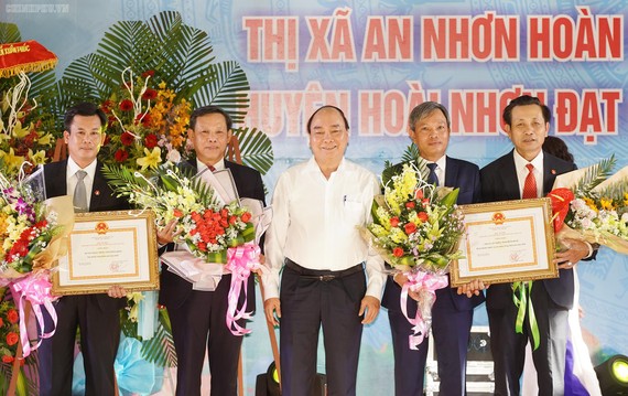 Thủ tướng Nguyễn Xuân Phúc trao quyết định cho thị xã An Nhơn và huyện Hoài Nhơn. Ảnh: VGP/Quang Hiếu