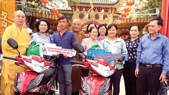 Phó Bí thư Thành ủy TPHCM Võ Thị Dung cùng các đại biểu trao phương tiện sinh kế cho người dân