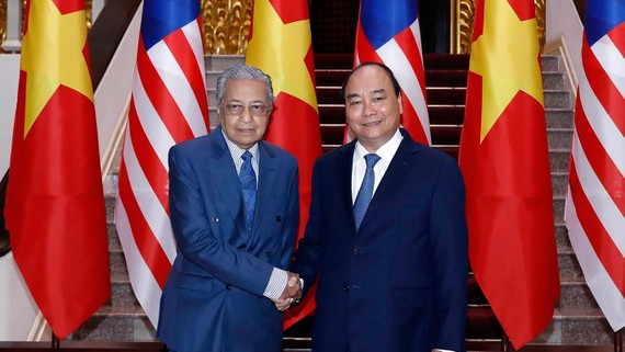 Thủ tướng Nguyễn Xuân Phúc với  Thủ tướng Malaysia Mahathir Mohamad tại Trụ sở Chính phủ.  Ảnh: TTXVN