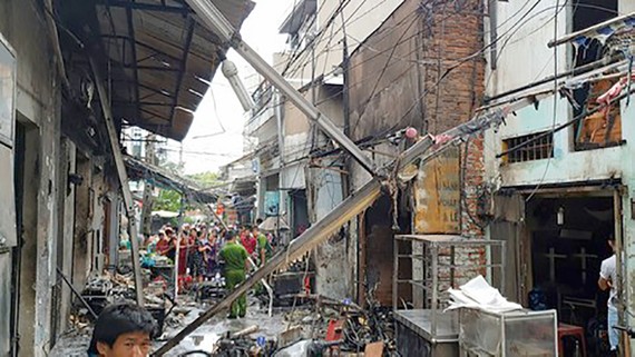 Hiện trường tan hoang do vụ nổ hàng trăm bình gas mi ni xảy ra tại hẻm 63 đường D9 (quận Tân Phú)