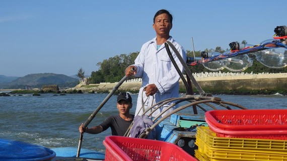 Anh Dương điều khiển tàu cá ra khỏi cửa biển Mỹ Á