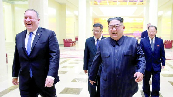 Ngoại trưởng Mỹ Mike Pompeo (trái) và nhà lãnh đạo Triều Tiên Kim Jong-un trong cuộc gặp hồi tháng 5-2018 tại Bình Nhưỡng
