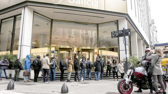 Người dân chờ đợi rút tiền tại một ngân hàng ở Buenos Aires (Argentina)