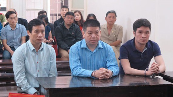 Bị cáo Lâm Hữu Sơn (giữa) cùng các đồng phạm 