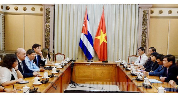 Chủ tịch UBND TP Nguyễn Thành Phong tiếp Bộ trưởng Ngoại thương và Đầu tư nước ngoài Cuba Rodrigo Malmierea Diaz