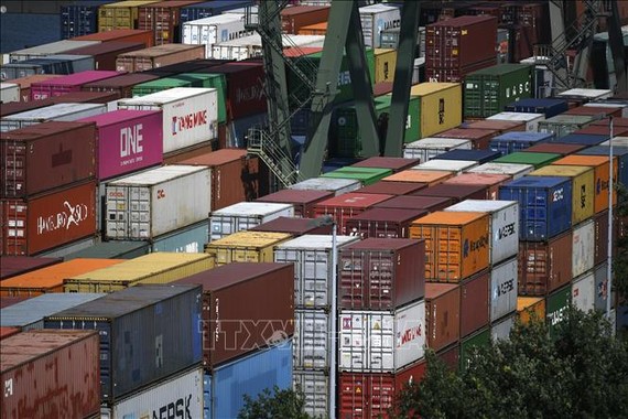 Hàng hóa được xếp tại cảng ở Dortmund, miền Tây Đức. Ảnh: AFP/TTXVN