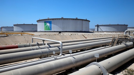 Bên trong cơ sở lọc dầu Ras Tanura của Saudi Aramco. Ảnh: Reuters 