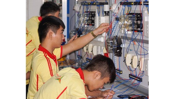 Sinh viên ngành điện - điện tử trong giờ học thực hành