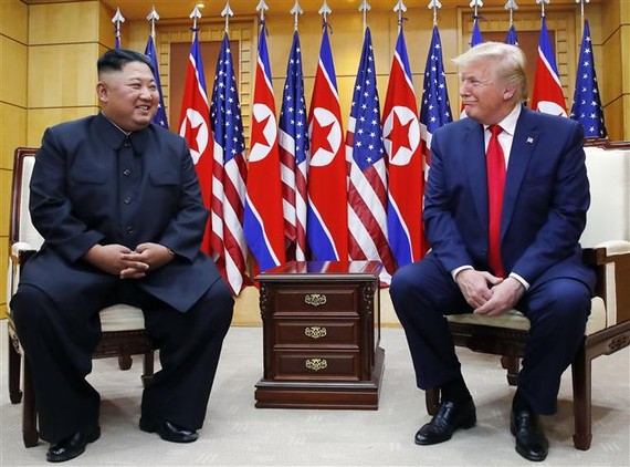 Tổng thống Mỹ Donald Trump (phải) và nhà lãnh đạo Triều Tiên Kim Jong-un trong cuộc gặp ở làng đình chiến Panmunjom tại Khu phi quân sự (DMZ) chiều 30-6-2019. Ảnh: Yonhap/TTXVN