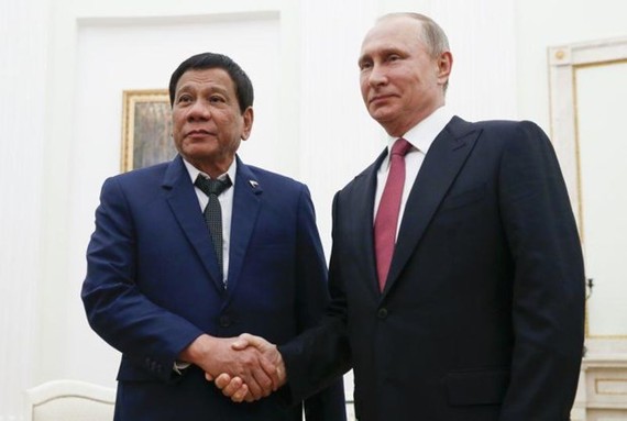Tổng thống Philippines Rodrigo Duterte (trái) và người đồng cấp Nga Vladimir Putin. Ảnh: Yahoo News