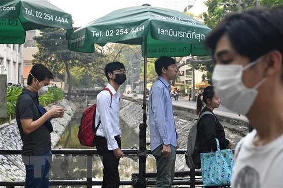 Người dân Thái Lan đeo khẩu trang do khói mù bao phủ ở thủ đô Bangkok. Ảnh: AFP/TTXVN