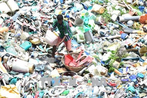 Công nhân làm việc tại nhà máy tái chế rác thải nhựa ở Agartala, thủ phủ bang Tripura, Ấn Độ. Ảnh: THX/TTXVN