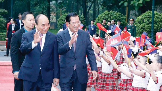 Thủ tướng Nguyễn Xuân Phúc và Thủ tướng Campuchia Samdech Hun Sen  với thiếu nhi Thủ đô Hà Nội tại lễ đón. Ảnh: TTXVN