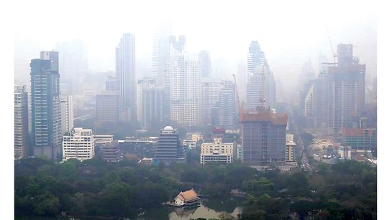 Thành phố Bangkok của Thái Lan chìm trong bụi mịn. Ảnh: Reuters