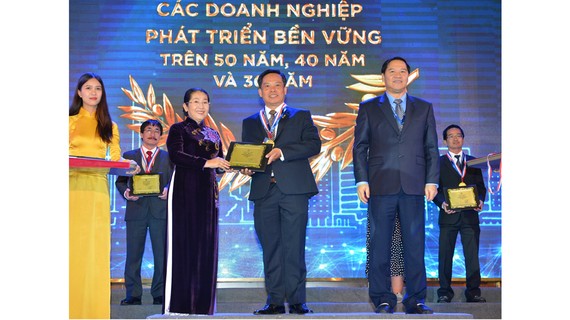 Phó Bí thư Thành ủy TPHCM Võ Thị Dung  chúc mừng các doanh nghiệp phát triển bền vững trên 50 năm. Ảnh: Việt Dũng