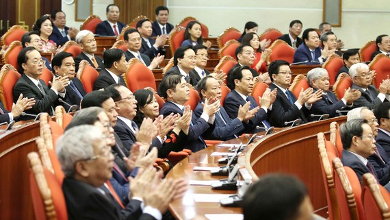 Các đồng chí Ủy viên Trung ương Đảng dự phiên bế mạc hội nghị. Ảnh: TTXVN