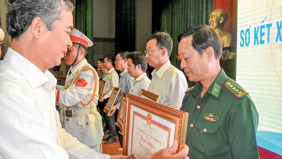 Phó Chủ tịch UBND TPHCM Ngô Minh Châu trao bằng khen cho các tập thể, cá nhân có thành tích xuất sắc