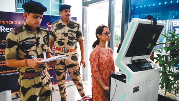 Đăng ký thông tin cá nhân tại quầy nhận diện khuôn mặt  của sân bay quốc tế Rajiv Gandhi, Ấn Độ. Ảnh: CNN