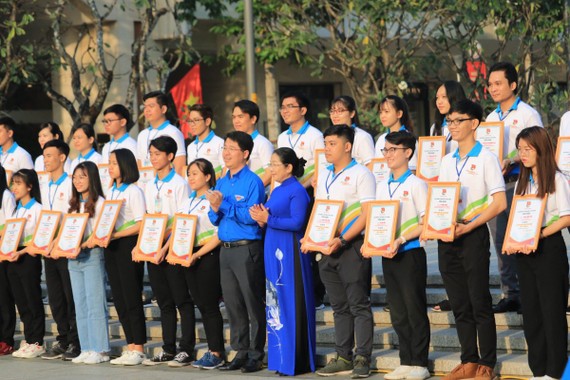 203 đại biểu tham dự Liên hoan đã được trao giấy chứng nhận Bí thư Chi đoàn giỏi TP. Hồ Chí Minh lần V