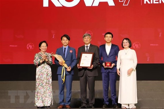 Trao Giải thưởng KOVA ở hạng mục Kiến tạo cho tập thể Khoa Niệu A, Bệnh viện Bình Dân TPHCM. Ảnh: TTXVN