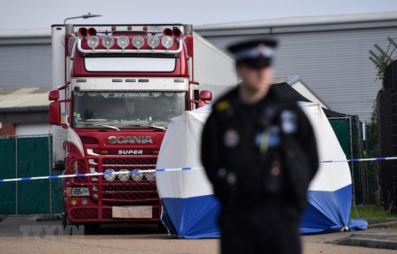 Cảnh sát Anh phong tỏa hiện trường phát hiện 39 thi thể người nhập cư trong xe container tại Grays, Essex, ngày 23-10-2019. Ảnh: AFP/TTXVN