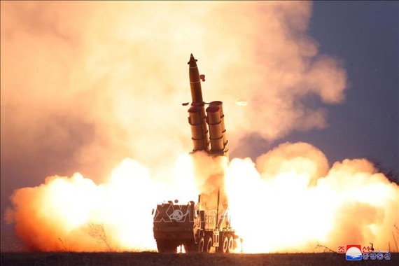 Hệ thống phóng tên lửa đa nòng siêu lớn được thử nghiệm tại khu vực bờ biển phía đông Triều Tiên ngày 28-11-2019. Ảnh: Yonhap/TTXVN