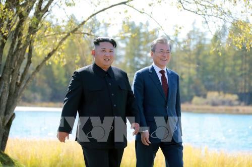 Nhà lãnh đạo Triều Tiên Kim Jong-un (trái) và Tổng thống Hàn Quốc Moon Jae-in trong chuyến thăm Samjiyon, trong khuôn khổ hội nghị thượng đỉnh liên Triều, ngày 20-9-2018. Ảnh: AFP/ TTXVN