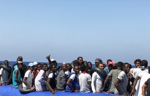 Người di cư chờ được cứu trên Địa Trung Hải. Ảnh: AFP/TTXVN
