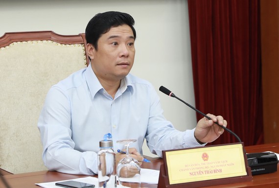 Ông Nguyễn Thái Bình, Chánh Văn phòng, Người phát ngôn Bộ VHTTDL chủ trì họp báo.