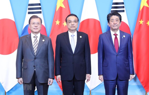 Từ trái sang: Tổng thống Hàn Quốc Moon Jae-in, Thủ tướng Trung Quốc Lý Khắc Cường và Thủ tướng Nhật Bản Shinzo Abe  tại cuộc gặp ở Thành Đô, Trung Quốc ngày 24-12-2019. Ảnh: THX/TTXVN