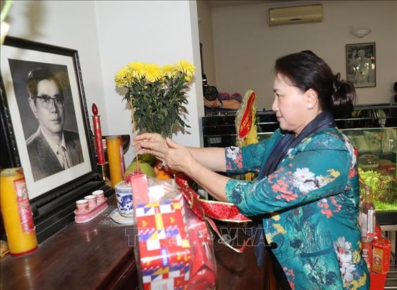 Chủ tịch Quốc hội Nguyễn Thị Kim Ngân dâng hương tưởng niệm cố Tổng Bí thư Nguyễn Văn Linh. Ảnh: TTXVN