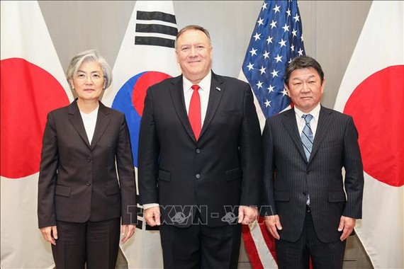 Ngoại trưởng Hàn Quốc Kang Kyung-wha cùng người đồng cấp Mỹ Mike Pompeo và Nhật Bản Toshimitsu Motegi tại cuộc gặp ở thành phố East Palo Alto, bang California, Mỹ ngày 15/1/2020. Ảnh: Yonhap/TTXVN