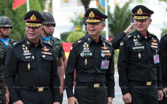 Tổng Tham mưu trưởng quân đội Thái Lan Apirat Kongsompong và các sĩ quan Thái Lan. Ảnh: Bangkok Post.