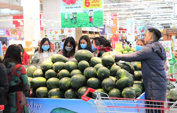 Người tiêu dùng thủ đô nhiệt tình ủng hộ mua dưa hấu tại siêu thị. Ảnh: Văn Phúc