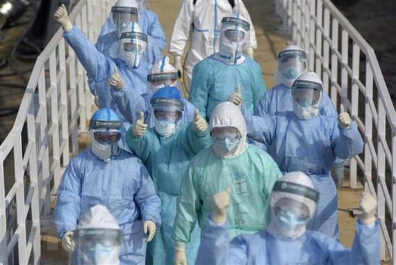 Nhân viên y tế làm việc tại khoa cách ly điều trị cho bệnh nhân nhiễm virus corona của bệnh viện Hỏa Thần Sơn ở Vũ Hán, tỉnh Hồ Bắc, Trung Quốc. Ảnh: THX/TTXVN