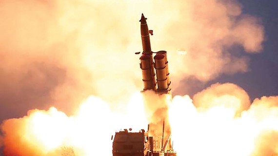Hình chụp một vụ thử tên lửa của Triều Tiên do hãng Thông tấn Trung ương Triều Tiên (KCNA)                                                công bố ngày 28-11-2019. Ảnh: Reuters