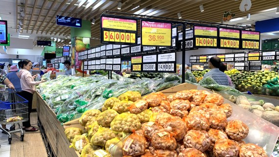 Nhiều hàng hóa thiết yếu đang được giảm giá sâu  tại siêu thị Co.opmart Lý Thường Kiệt