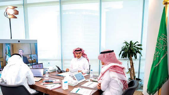 Các thành viên của Cơ quan Tiền tệ Saudi Arabia dự hội nghị trực tuyến  Bộ trưởng Tài chính G20 và thống đốc các ngân hàng trung ương