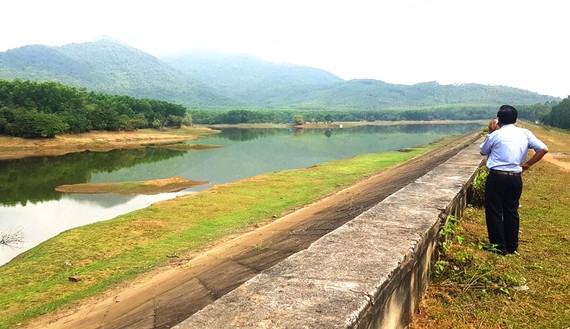 Khả năng chống hạn của nhiều hồ chứa nhỏ ở huyện Phù Mỹ (Bình Định) còn kém. Ảnh: NGỌC OAI