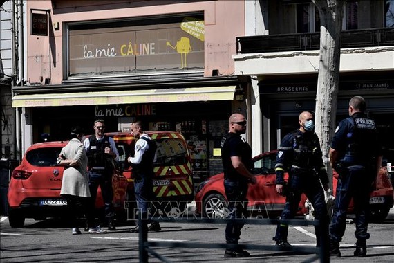 Cảnh sát Pháp phong tỏa hiện trường vụ tấn công bằng dao tại Romans-sur-Isere thuộc tỉnh Drome,  ngày 4-4-2020.. Ảnh: AFP/TTXVN