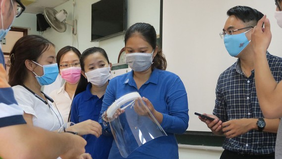 Sinh viên Trường Đại học Y khoa Phạm Ngọc Thạch tham gia buổi huấn luyện,  hướng dẫn kỹ năng phòng dịch