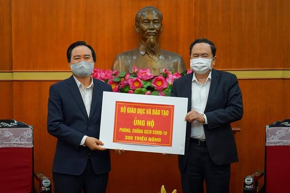 Ông Trần Thanh Mẫn, Chủ tịch UBTWMTTQ Việt Nam tiếp nhận ủng hộ từ Bộ trưởng Bộ GDĐT Phùng Xuân Nhạ